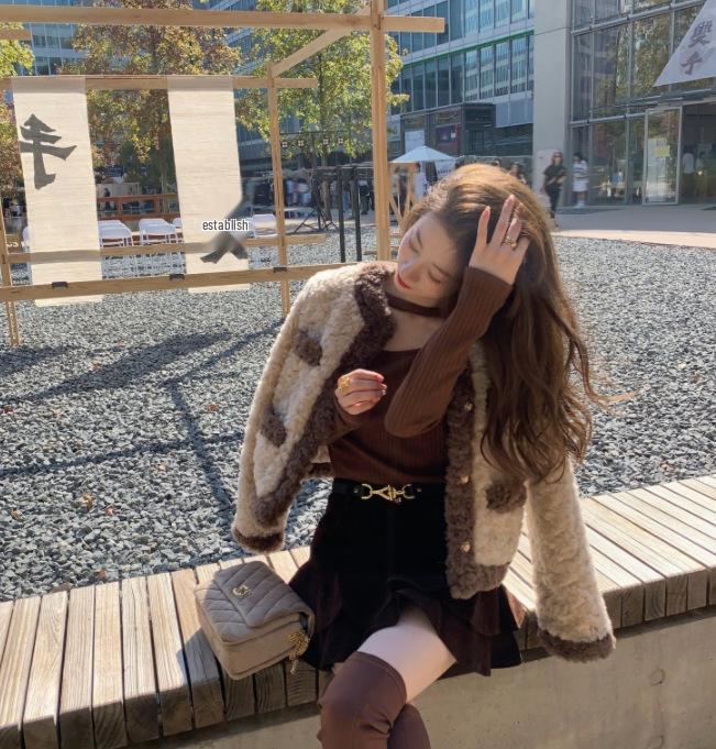 Women's Short Lambswool Coat - 2025 Retro Style, Autumn/Winter Plush, Loose Fit, Cotton-Padded Fur Design