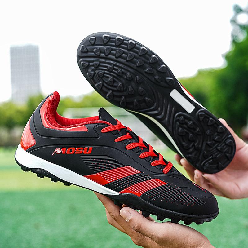 A pair of football shoes for men's low-top children and students with long nails, artificial grass training shoes, broken nails, sports shoes.