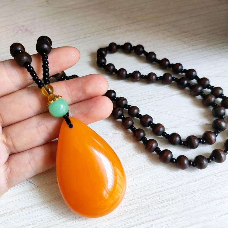 Náhrdelník s jantárovým príveskom v etnickom štýle, retiazka na sveter