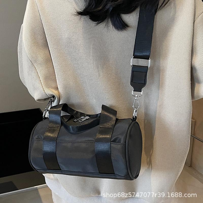 2025 New Versatile Fashion Large Capacity Casual Hand Pillow Bag Travel Crossbody Shoulder Bag Simple Cylinder Bag