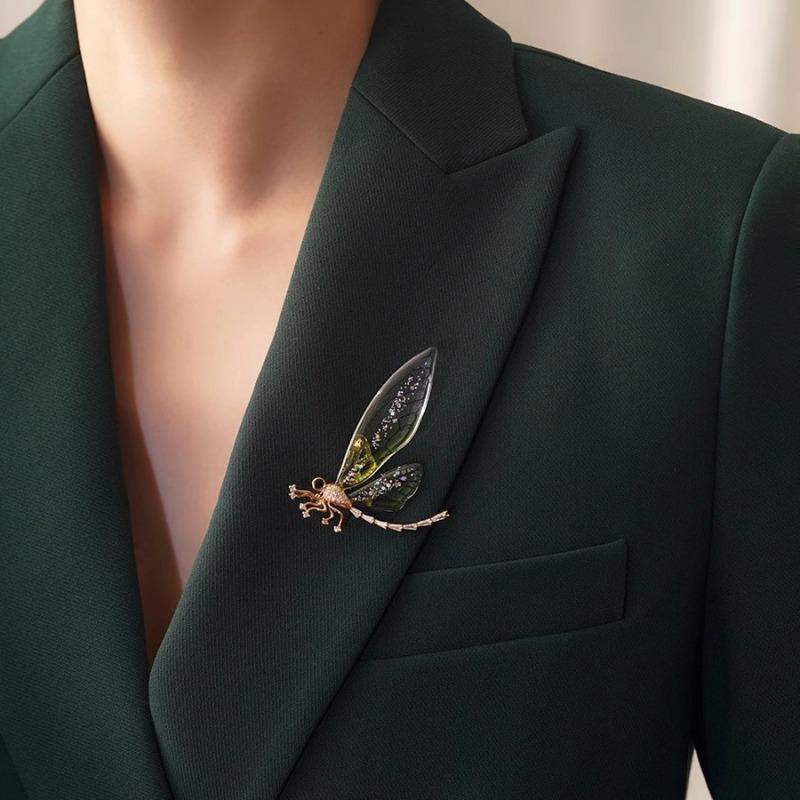 The Thin-winged Dragonfly Brooch Is A High-end Feminine Design with A Unique Insect Corsage Style and Anti-glare Brooch