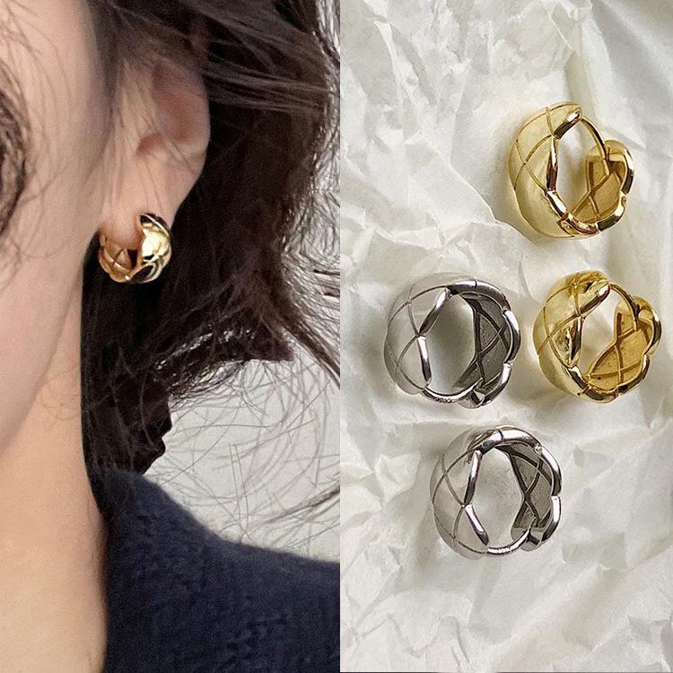 Retro Diamond Earrings: Fashionable, Cold Style Ear Clips with Silver Needles for Women; Trendy, Unique, Internet Celebrity Inspired Design.