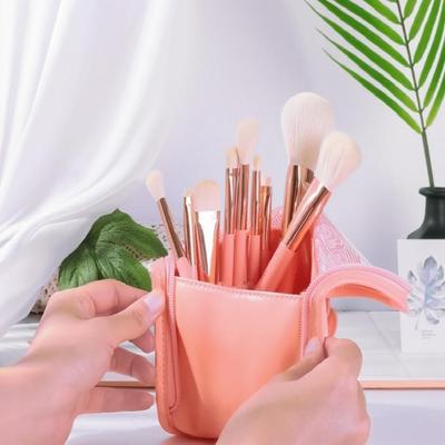 Sada akvarelových štětců s růžovou knihou