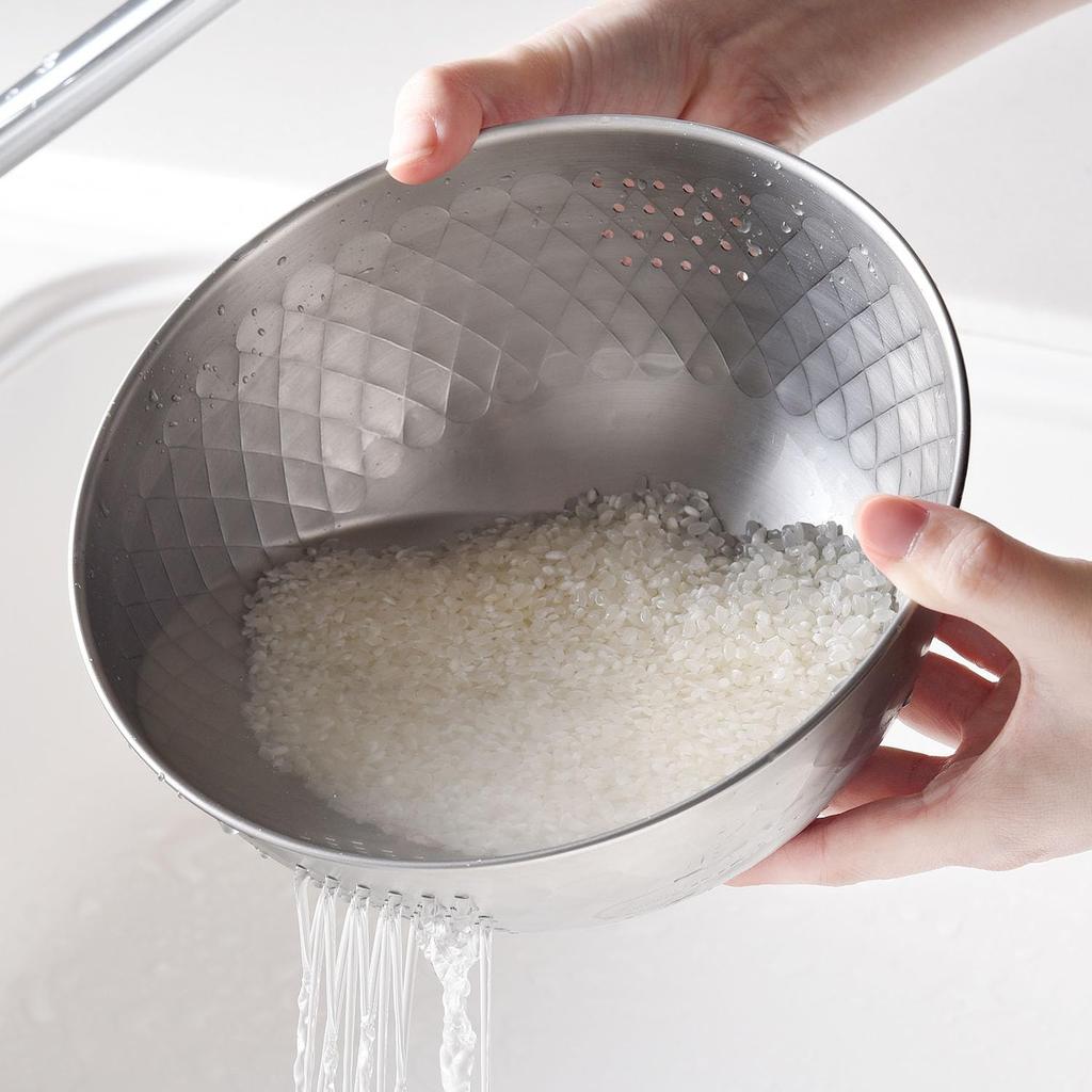 Ernest V misce na proplachování rýže vzor Cups, který umožňuje odstranit přebytečné rýžové zrno lehkým promícháním otvorem Vhodné do myčky nádobí Proplachování rýže