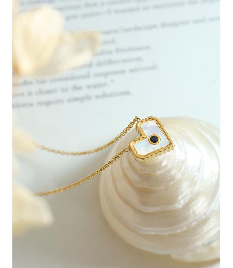 Elegant Heart Pendant Necklace with White Mother-of-Pearl and Zircon, Perfect Gift for Girlfriend or Best Friend, Internet Celebrity Style Jewelry.