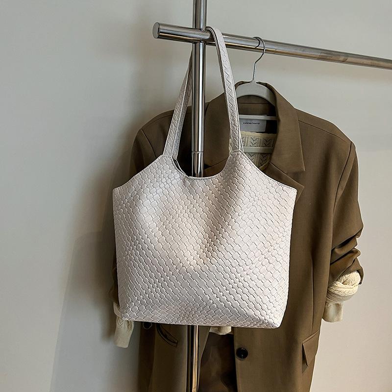 Women's large-capacity shoulder bag 2025 spring and summer new versatile commuter bag, underarm bag, popular tote bag trend this year