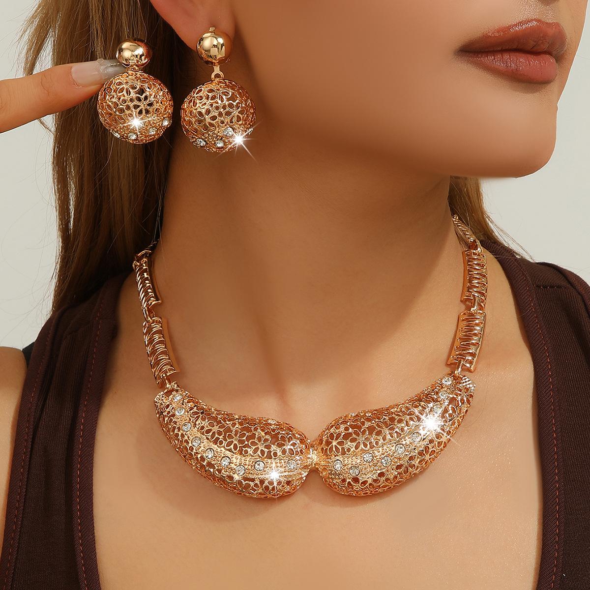 

Модные украшения для женщин золотой