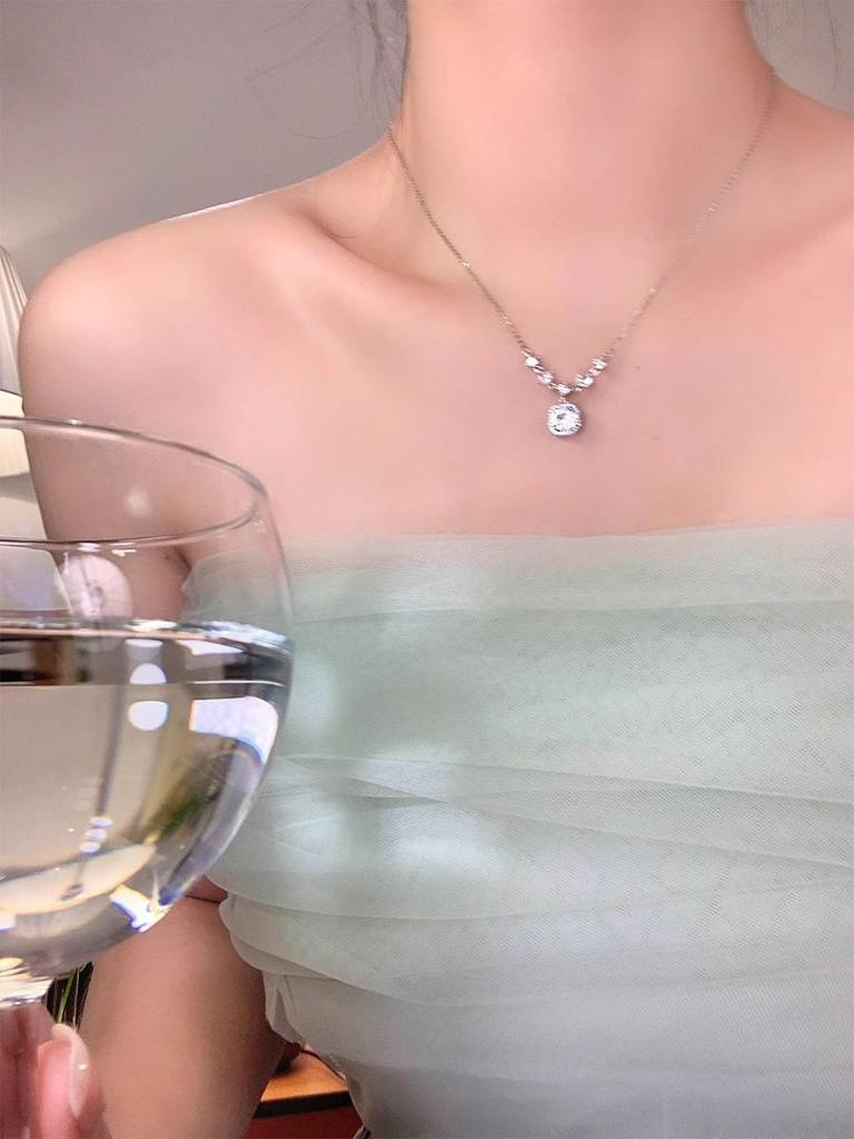 Exquisite Diamond Clavicle Necklace - Women's High-End Versatile Fashion Chain