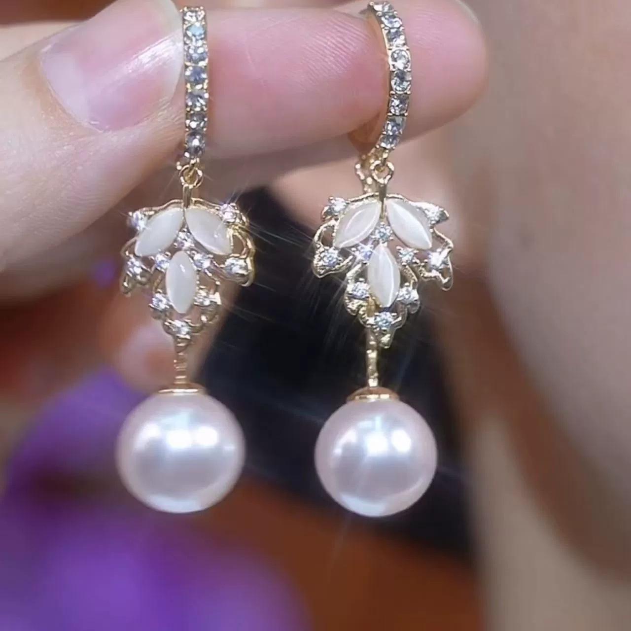 French high-end opal leaf pearl ear buckle, temperament versatile earrings fashion Internet celebrity earrings