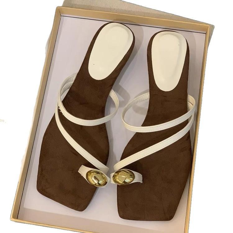 Pointed French wedge heel retro cool slippers women's outer wear 2025 summer new niche set toe strap Roman sandals