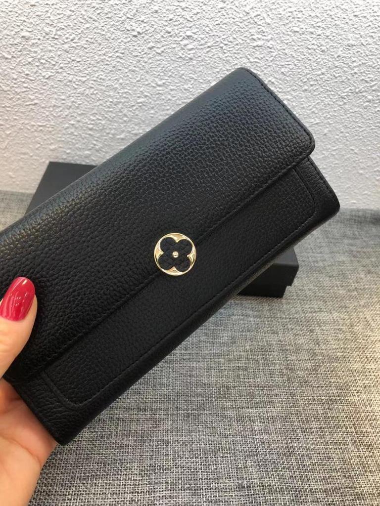Elegant Ladies Genuine Leather Four-Leaf Clover Clutch Wallet - Fashionable Long Bi-Fold Design.
