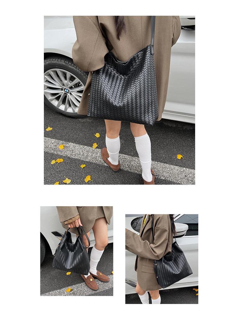 2025 Autumn/Winter Retro Woven Texture Large Capacity Tote: Versatile Casual Shoulder Bucket Bag