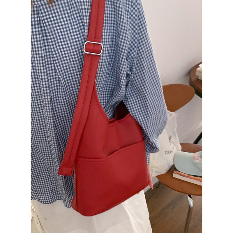 Casual Soft-faced Large-capacity Bag, Fashionable Commuting Single-shoulder Crossbody Bag, Simple and Retro Bucket Bag
