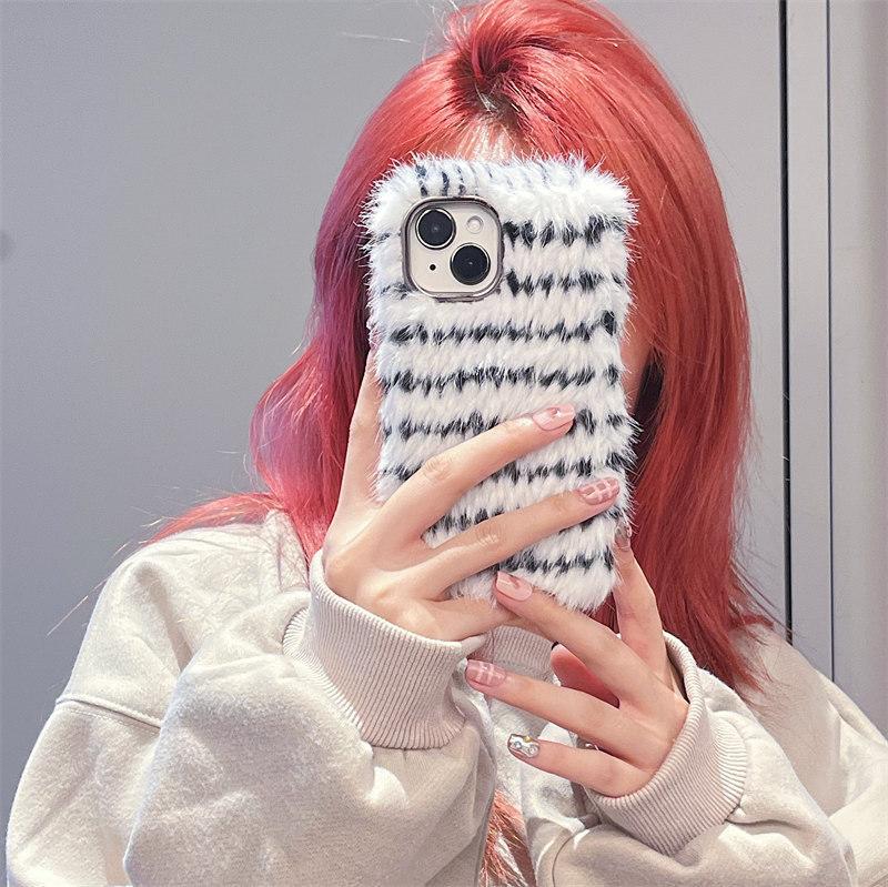 

Плюшевый чехол в зимнюю полоску для iPhone 15, 14, 13, 12, 11 Pro Max XR XS Max 7 8Plus SE 2020, чехлы с защитой от падения iPhone 7 белый