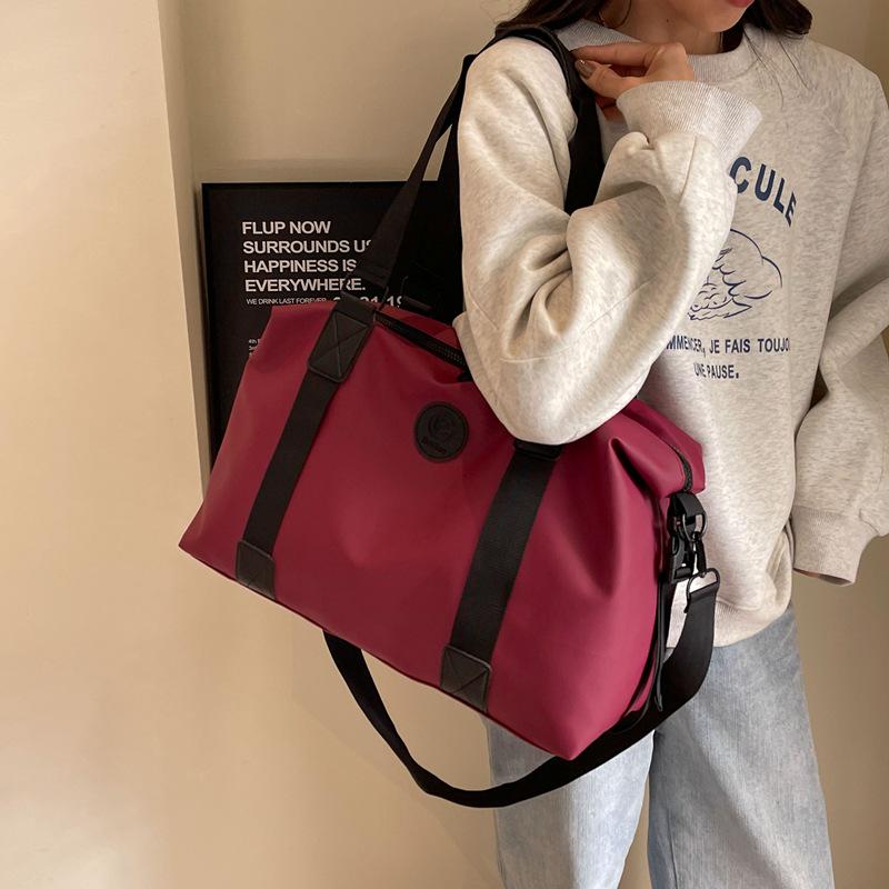 Single-Shoulder Travel Bag: Large-Capacity Luggage with Dry/Wet Separation for Business and Sports.