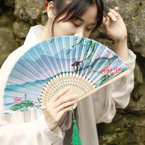 Vintage bambusowy składany wentylator ręczny imitacja jedwabiu kwiatowy Print ręczny wentylator w stylu chińskim z frędzlami wisiorek dla kobiet dziewczynki potańcówka prezent ślubny