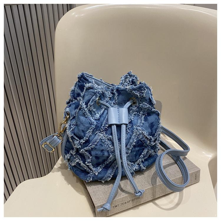 

This year s popular diamond denim canvas bag 2025 spring new fashion versatile shoulder bag casual foreign messenger bag синий