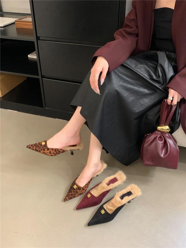 Sexy Pantofle s teplou plyšovou podšívkou a špičatou špičkou Dámské 2024 Podzim Luxusní design s kovovou špičkou Nízký podpatek Mules Boty pro ženy Plyšové mokasíny