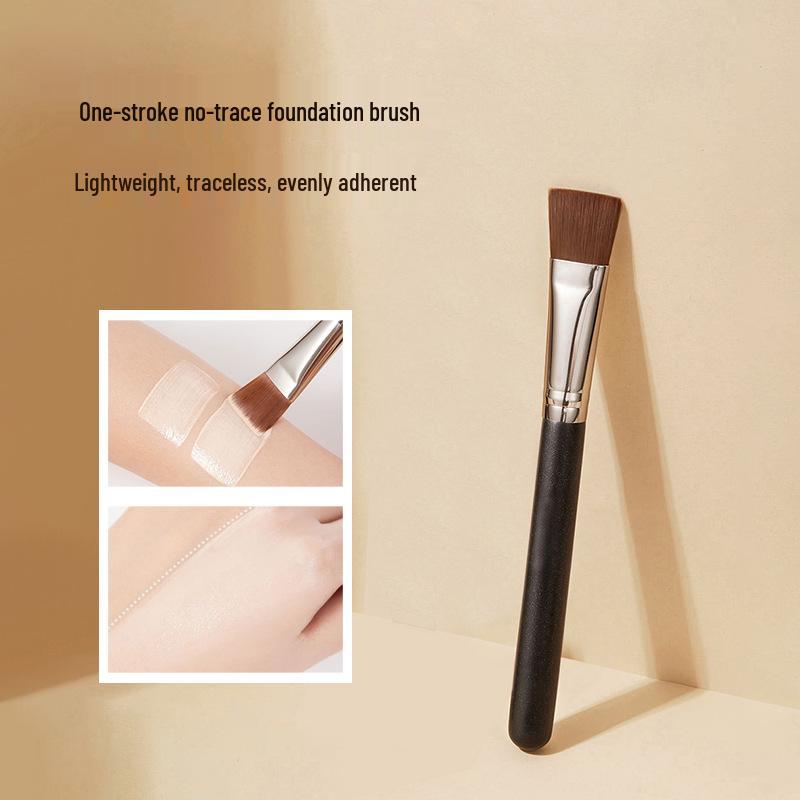 

Кисть с плоской головкой без разводов для гладкого нанесения тональной основы и консилера