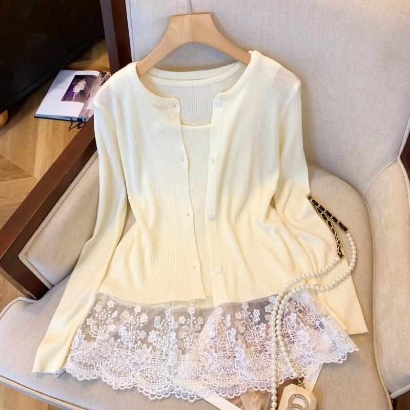 The real spring new slim-fit two-piece set of lace splicing suspenders + Korean simple cardigan top