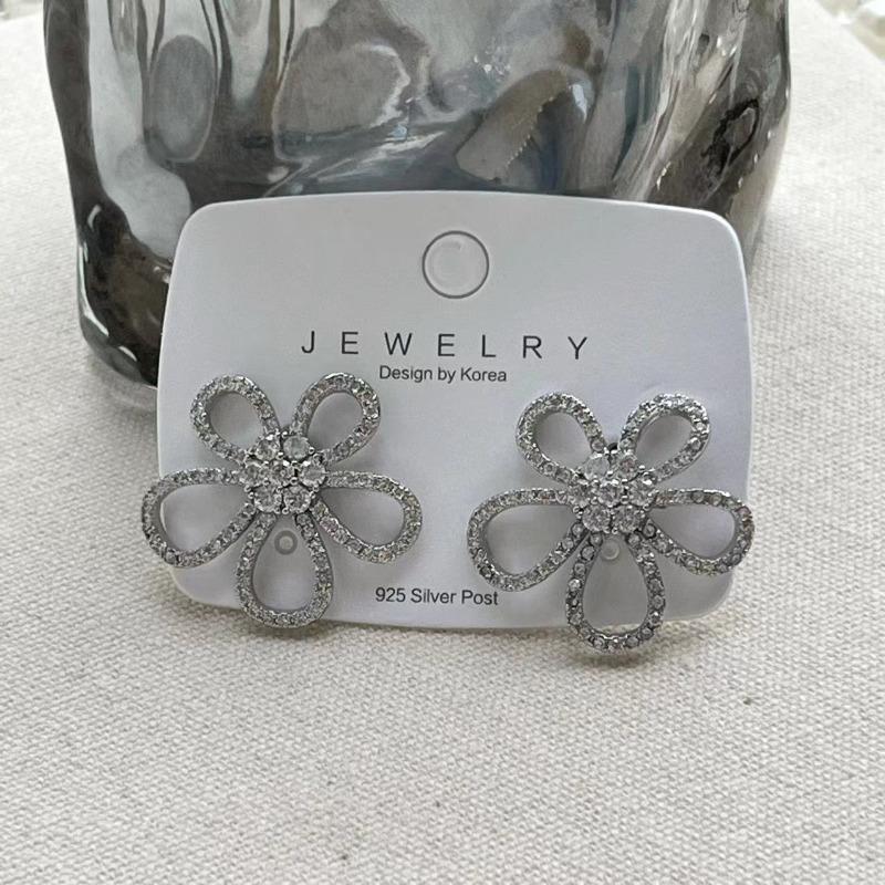 Korean Version Of Temperament Hollow Flower Earrings Personalized Full Diamond Stud Earrings Women'S Silver Needle Copper High-End Earrings