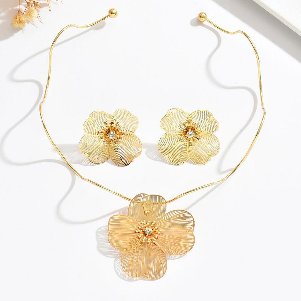 European-American Starfish Necklace & Earring Set: High-End Clavicle Chain, Light Luxury Vacation Style for Women.