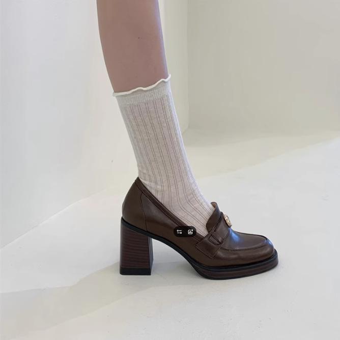 

Версия из овчины~ лоферы-камелии женские британские ретро jk маленькие кожаные туфли 2025 новые на толстом каблуке высоком каблуке одинарные туфли 39