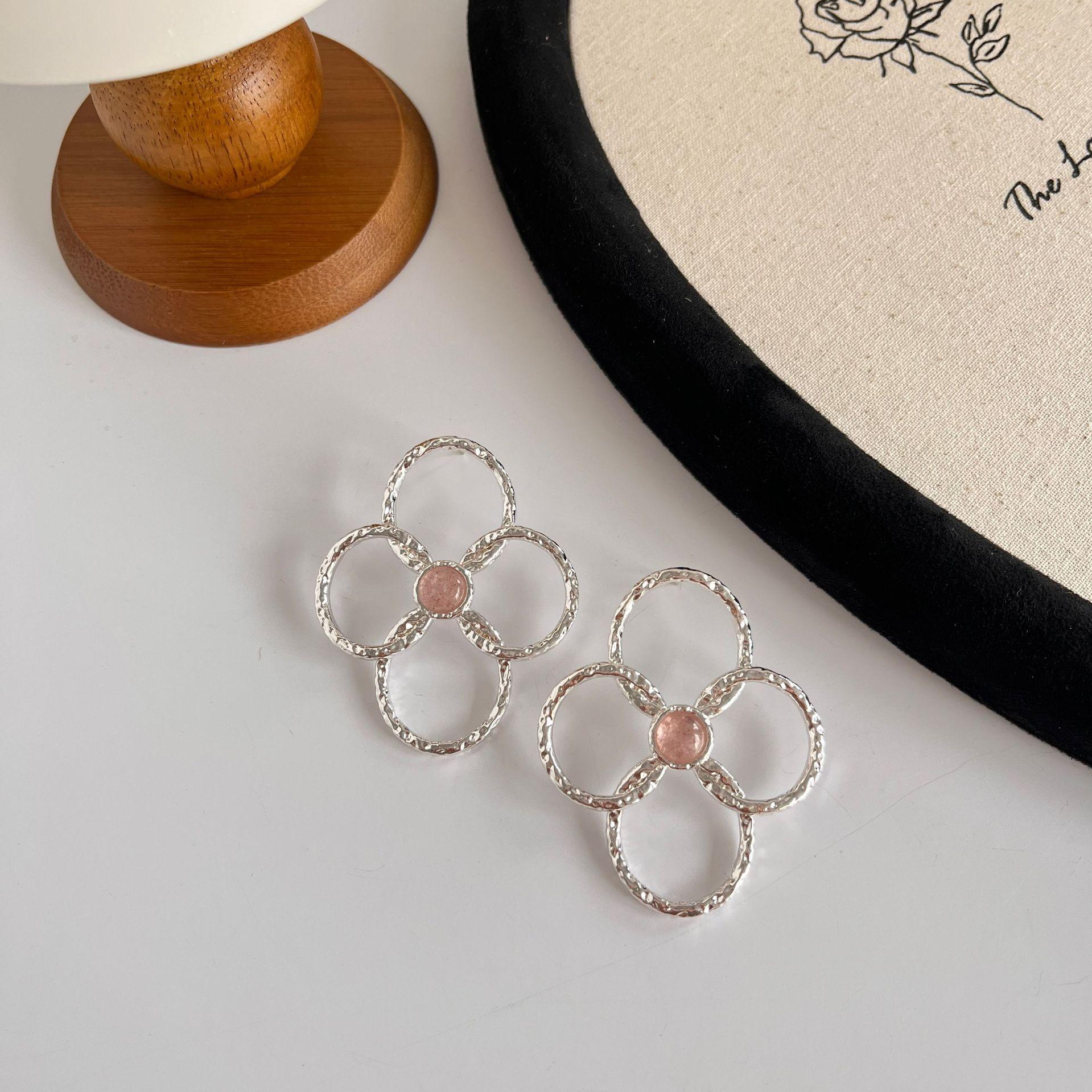 

Дизайнерская серия Flower God из золота и серебра с полыми камнями-цветами, осенние и зимние новые серьги-гвоздики для женщин