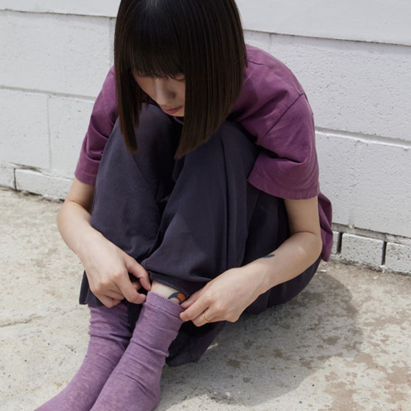 Monochrome [online Exclusive]25 Rough Dyeing Socks (purple)