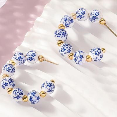 Retro Blaue & Weiße Porzellanperlen-Ohrringe mit Goldenen Akzenten - Schlichtes, Einzigartiges Design für Frauen.