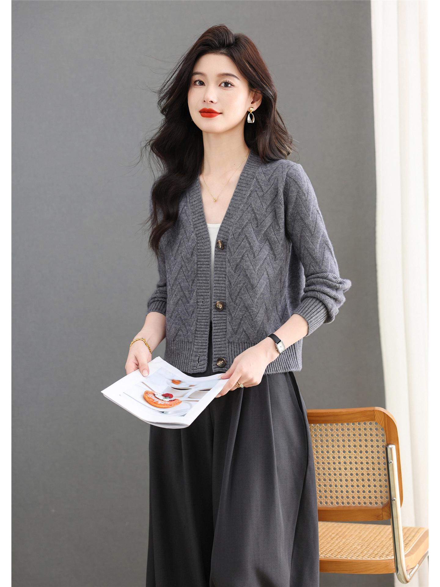 

2025 Autumn/Winter V-neck Wool Cardigan Sweater - Short, Casual, Lazy Style Coat L сірий колір
