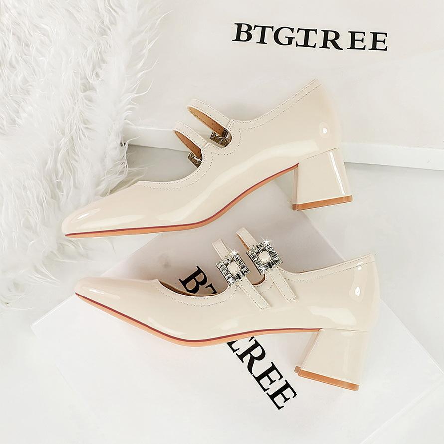 Sladké dámské boty Mary Jane se středním podpatkem, lakovaná kůže, mělký výstřih, kulatá špička, spona s kamínky a jednoduchý pásek