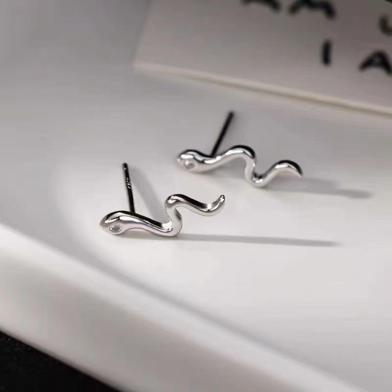 Bracelet female niche design anti-allergic fading retro light luxury temperament bracelet