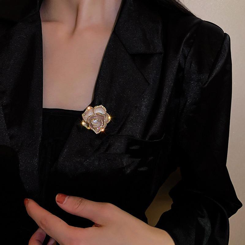 1pc Women Elegant Camellia Brooch High-end Exquisite Resin Rhinestone French Brooch for Daily Banquet Wearing Suit Pin Accessory