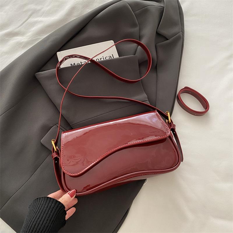 

Нишевый дизайн маленькая сумка женская 2025 весна новая персонализированная модная ретро сумка на плечо, сумка-мессенджер, портативная маленькая квадратная сумка красный