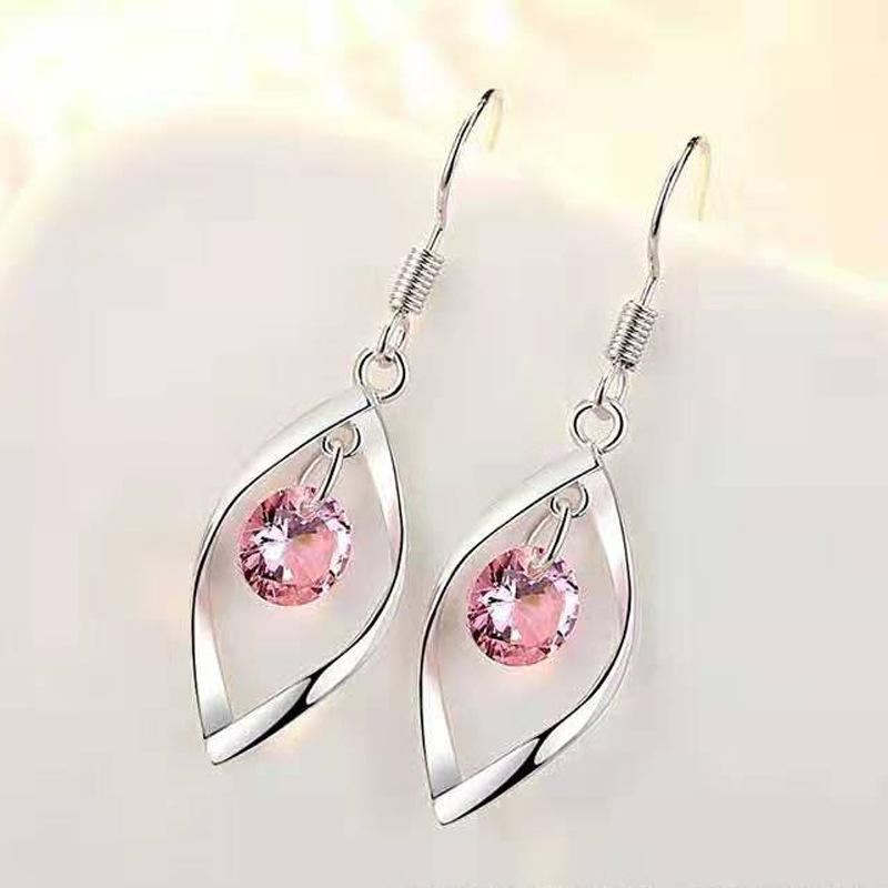 

Корейская версия сережек в виде трехцветных витых линий с бриллиантами. Женские модные темпераментные новые трендовые ретро-серьги.