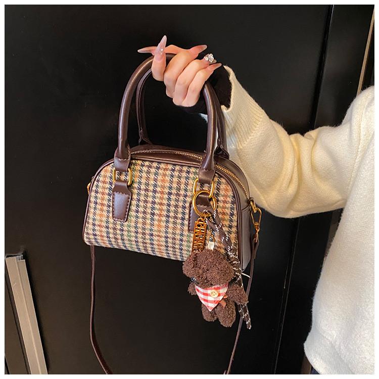 IELGY Plaid Retro Large-Capacity Handbag High-End Fashion Commuter Shoulder Bag