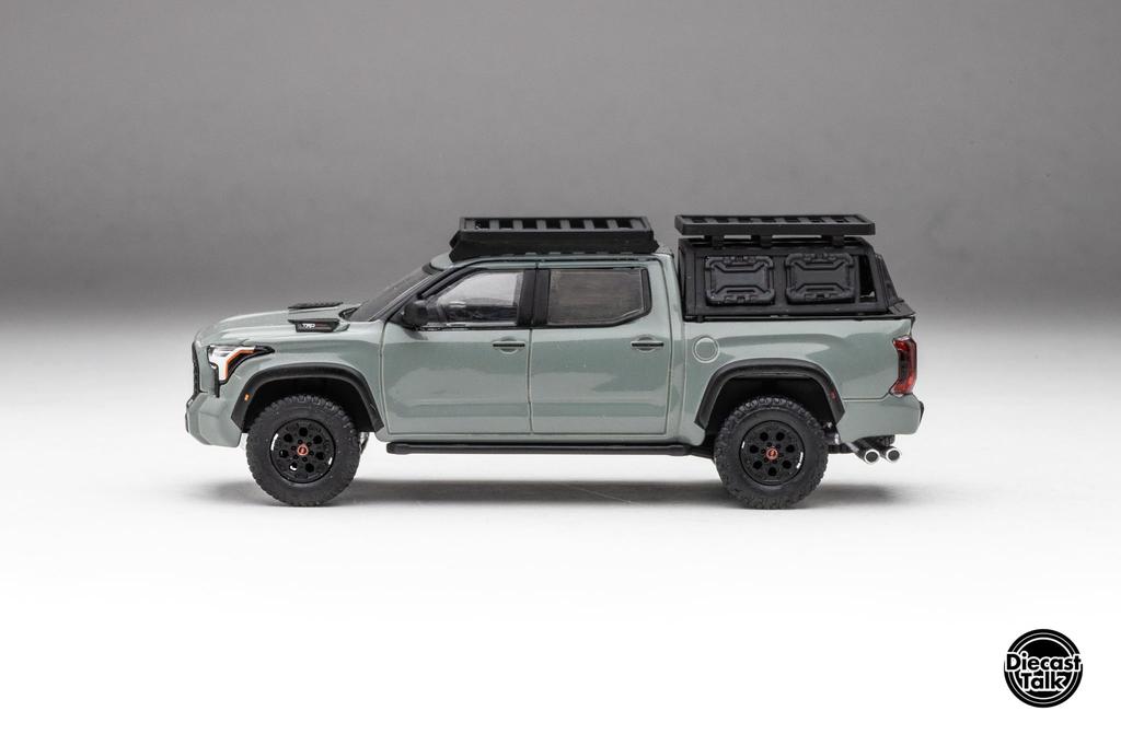 Skala GCD FREESTYLE Toyota Tundra TRD PRO Lunar Rock Custom Model DiecastTalk Bagażnik dachowy 1/64 (Zawiera i Akcesoria) DTG0023-LR