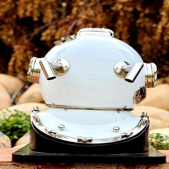 Taucherhelm. Weißer Taucherhelm der US-Marine Mark V. Marine-Tieftauchhelm. Taucherhelm Mark V. Taucherhelm mit Sockel