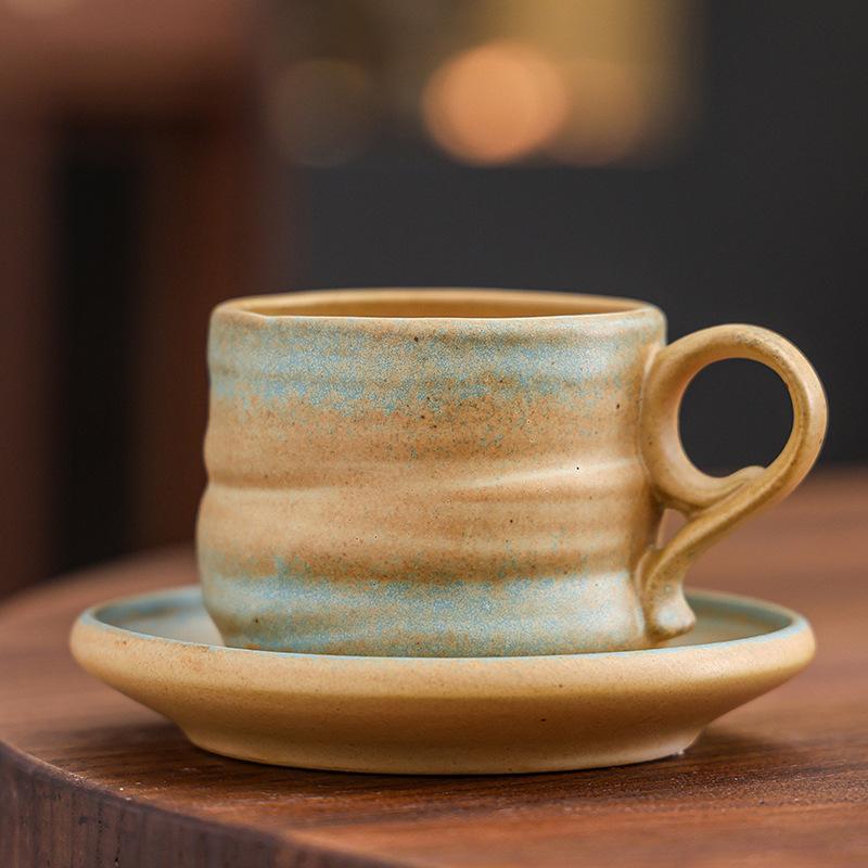 Grobes Töpferton Ofenwechsel Tasse und Untertasse Set Unregelmäßige Wabi-Sabi Keramiktasse für Kaffee Tee Hausbar Rustikale Wohnkultur Geschenk