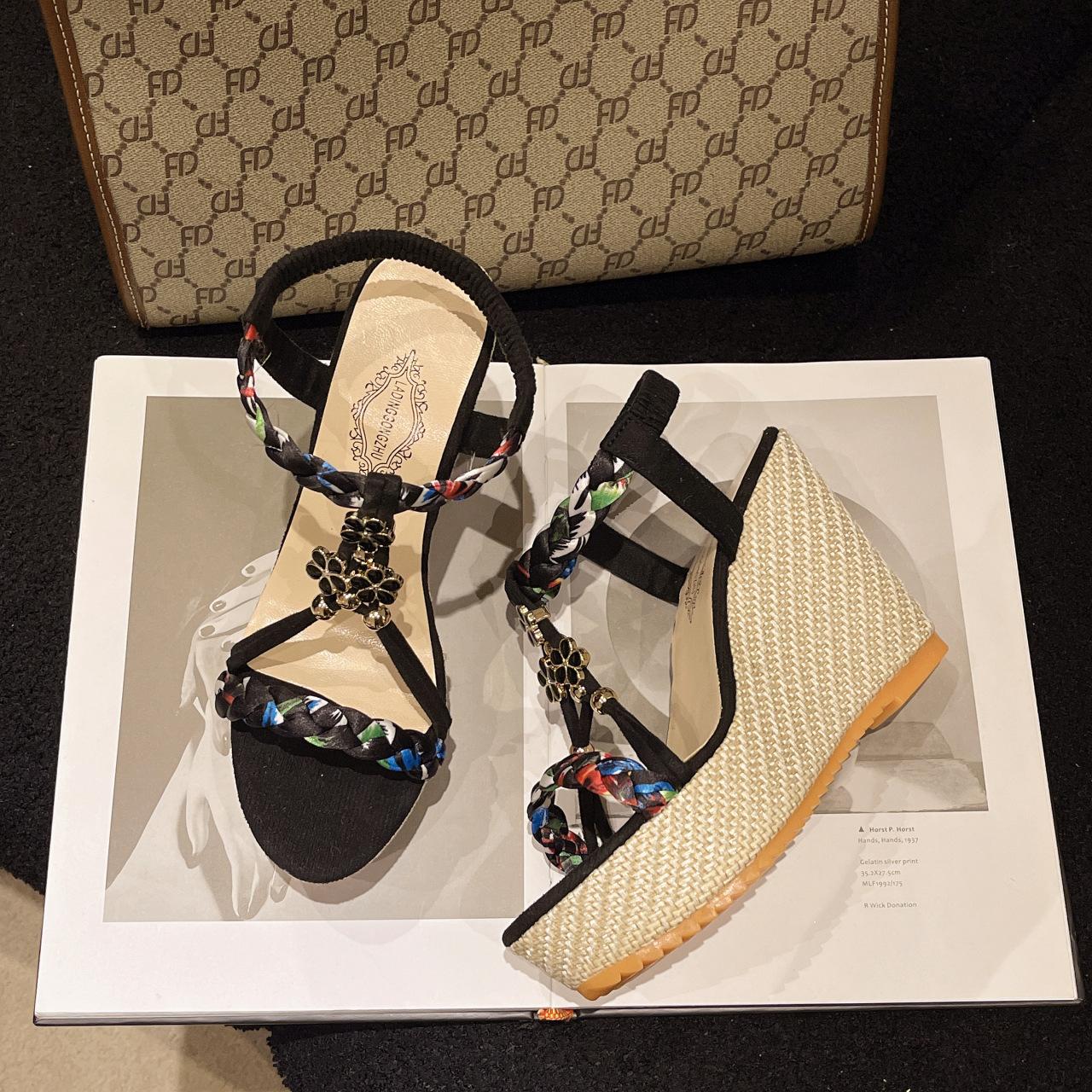 

Foreign trade large size elastic band wedge sandals women s spring and summer 2025 new fashion high-heeled muffin fashion sandals 35 чёрный