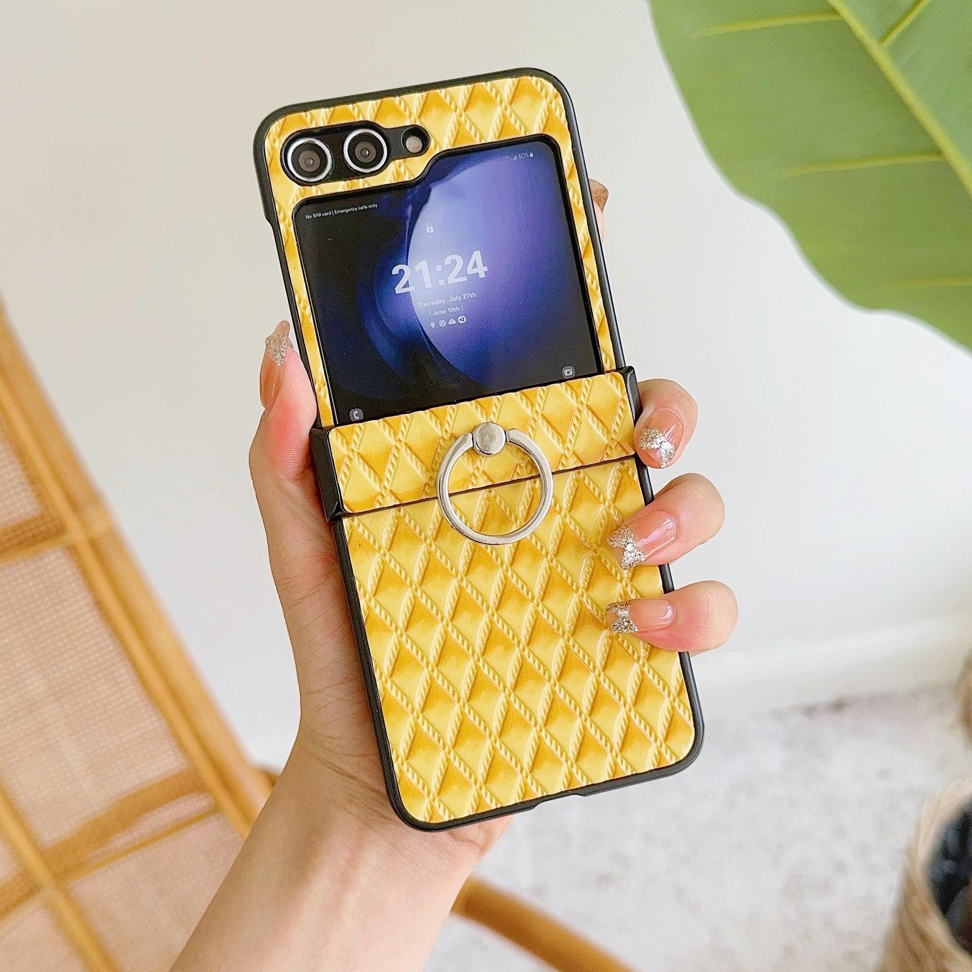 

For Samsung Galaxy Z Flip7 FE 5G/Z Flip6 5G Rhombus Imprinted PU Leather Coated PC Phone Cover with Ring Kickstand Yellow