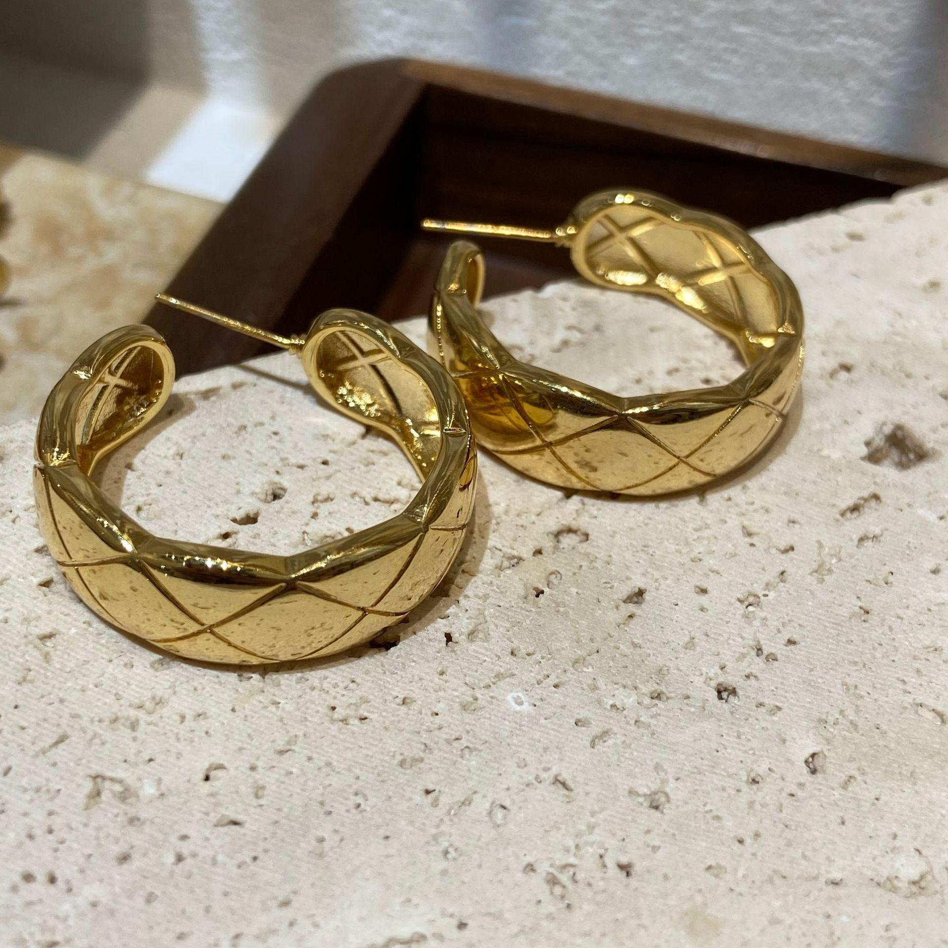 

Wave Wide-Sided Metal Rhombus Earrings 2026 High-End Round Stud Earrings Women S Light Luxury Small Fragrant Earrings