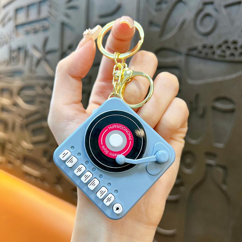 Retro Gramophone Keychain: Mini Recordable Music Box and Fun Pendant Gift