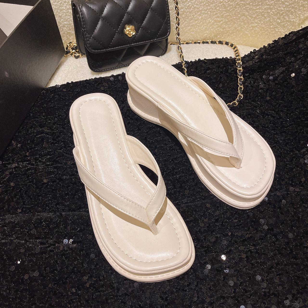 

Thick-soled foot-pinched flip-flops for women s outer wear 2025 new summer slope heel vacation round head versatile cool slippers 40 бежевый