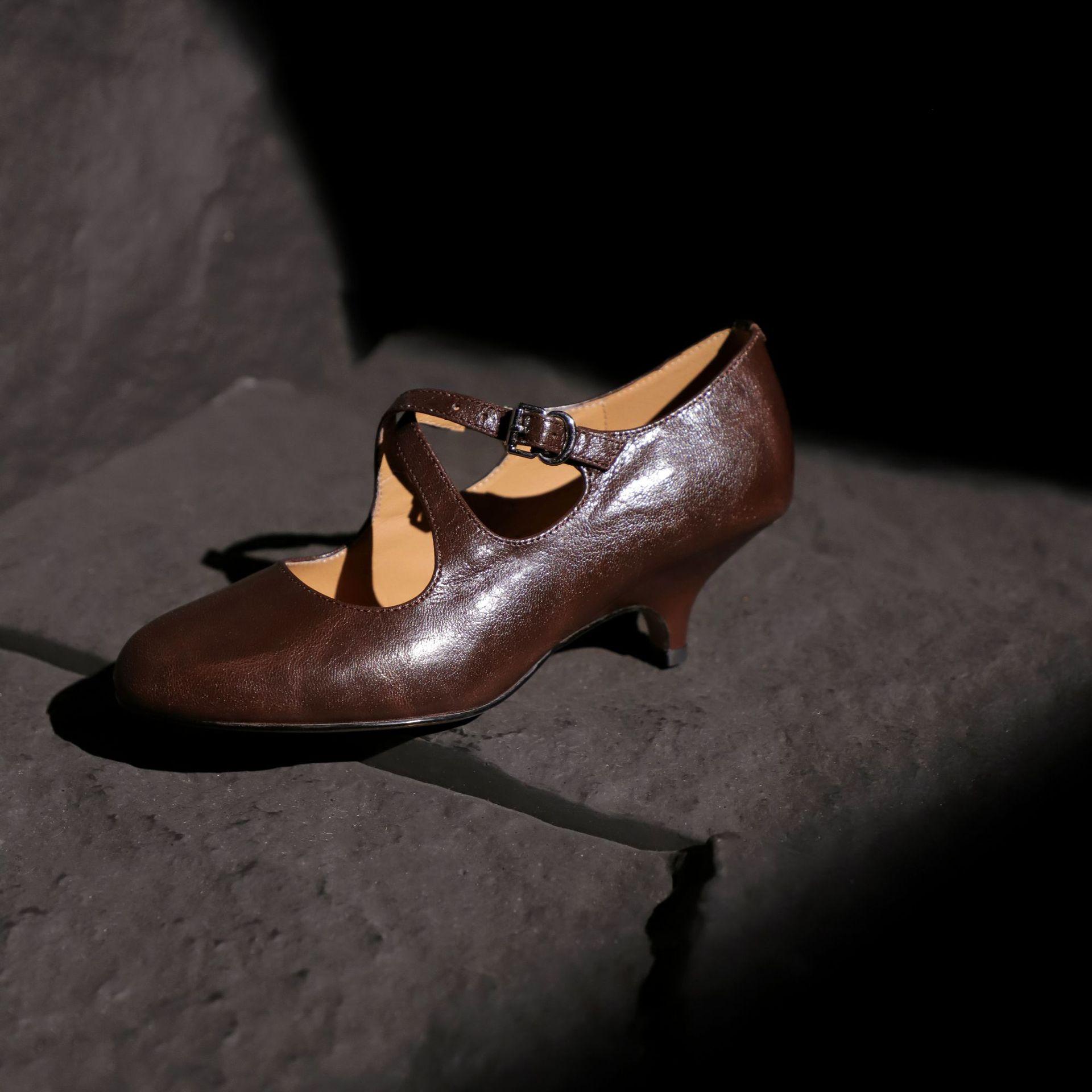 

Soft sheepskin retro thin heel Mary Jane shoes 2025 spring and summer new round head cross belt temperament high heel single shoes 39 темно-коричневого