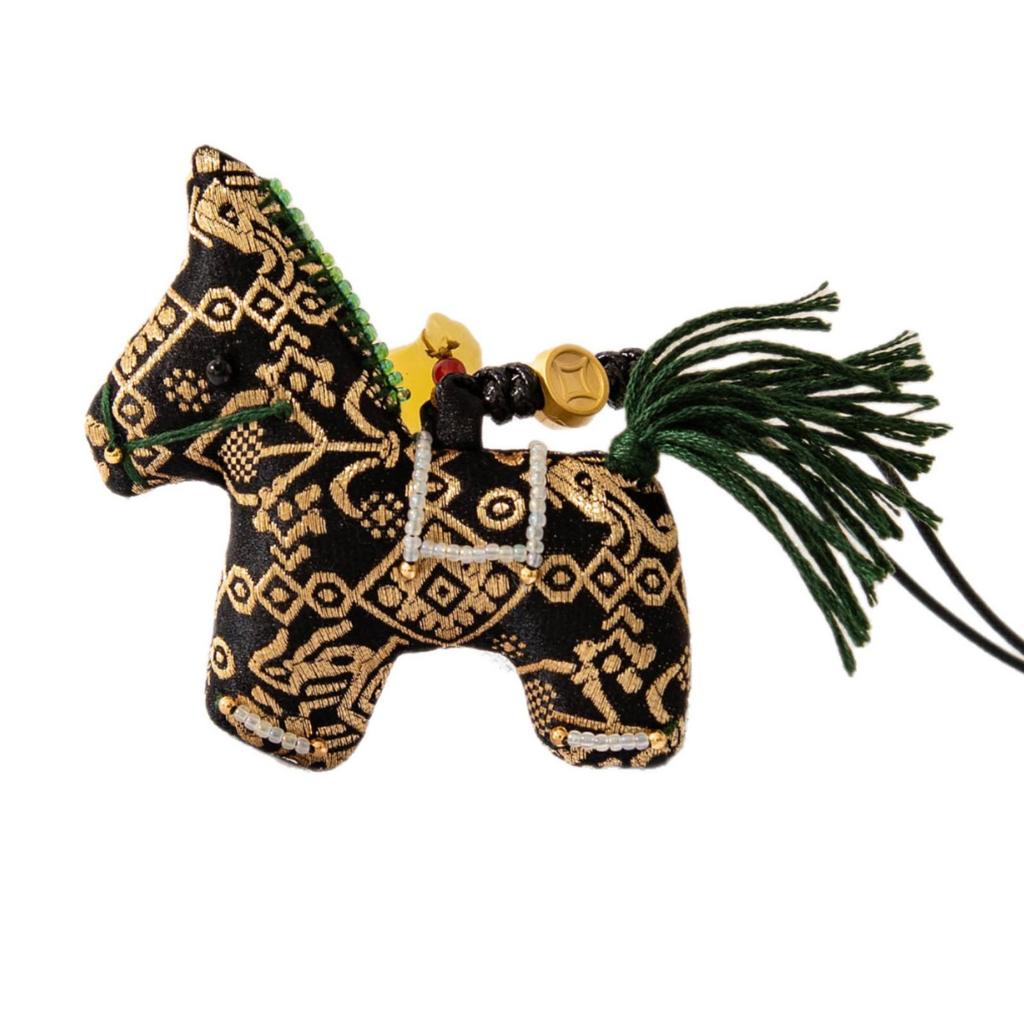 Naszyjnik Xiangyun Silk Rok Konia: Elegancki Wisiorek Maskotka Zodiaku w Stylu Chińskiego Luksusu