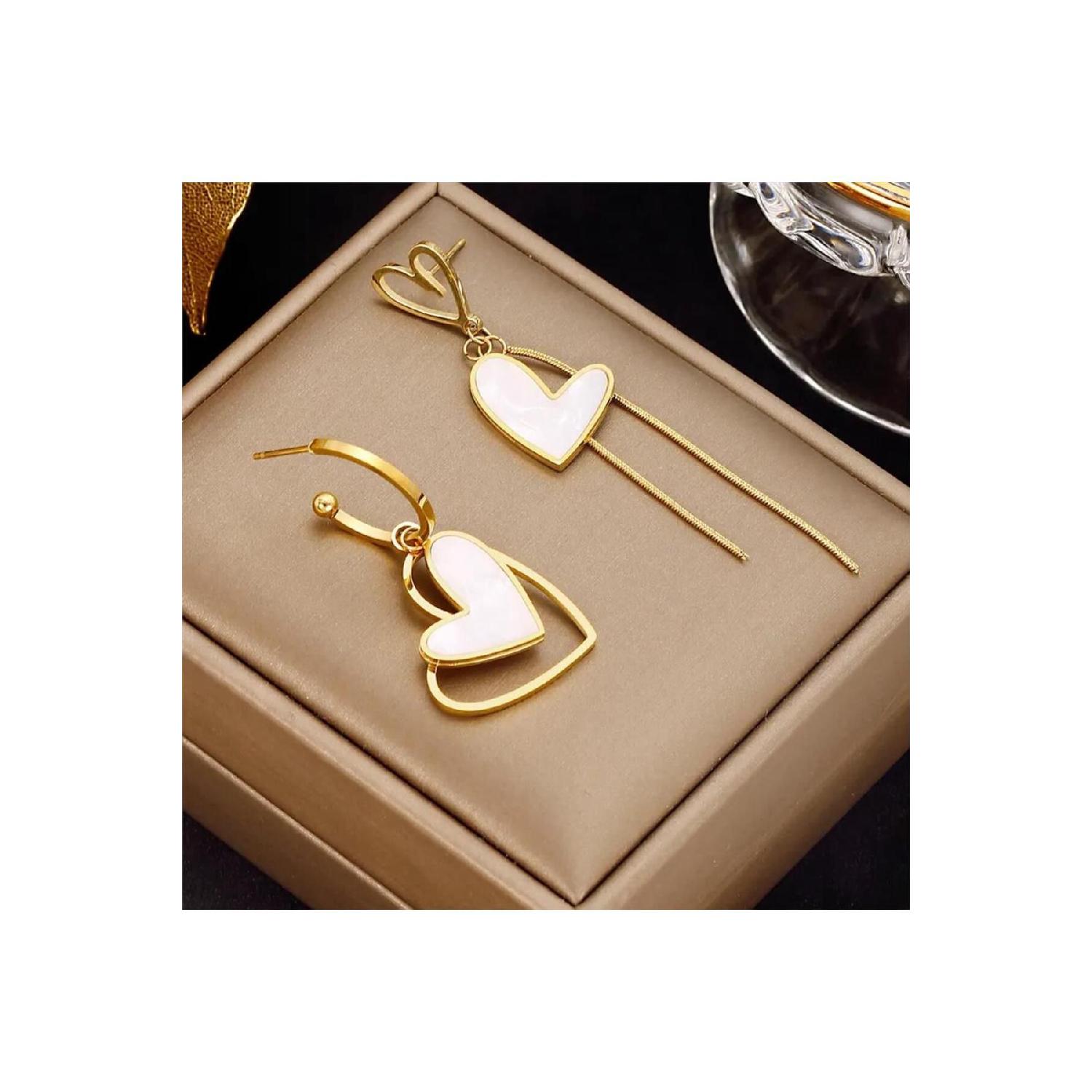 

Белые асимметричные серьги-сердца с подвесками