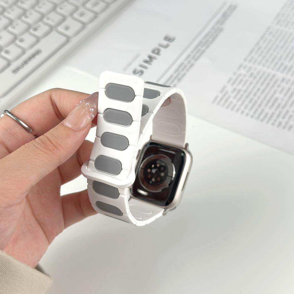 Oval Design Magnetic Strap for Apple Watch Series 11 10 42mm / 9 8 7 41mm / SE3 SE2 SE 6 5 4 40mm / 3 2 1 38mm Silicone Watch Band Dual Color