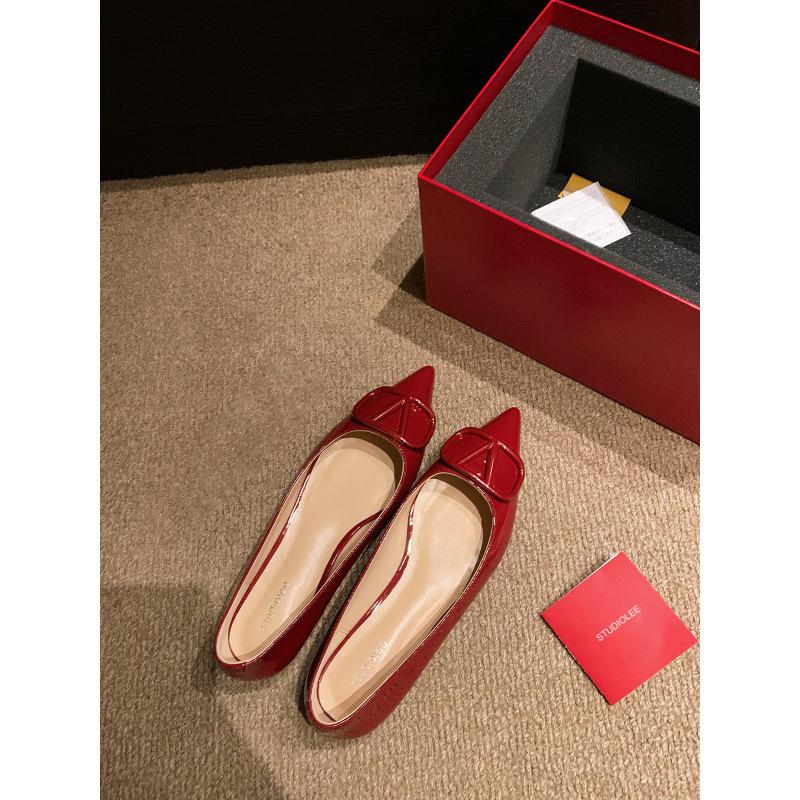Temperament klein spitz Promi-Stil Lackleder V-Schnalle Pendler flacher Absatz Einzelne Schuhe Frauen